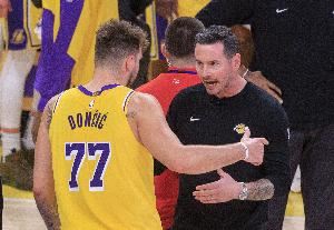 杨毅：雷迪克靠和老詹做播客上位 但现在叛变了 跟白人东契奇抱团